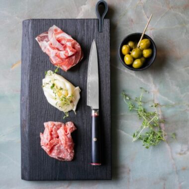 office mes 15 cm op snijplank met charcuterie